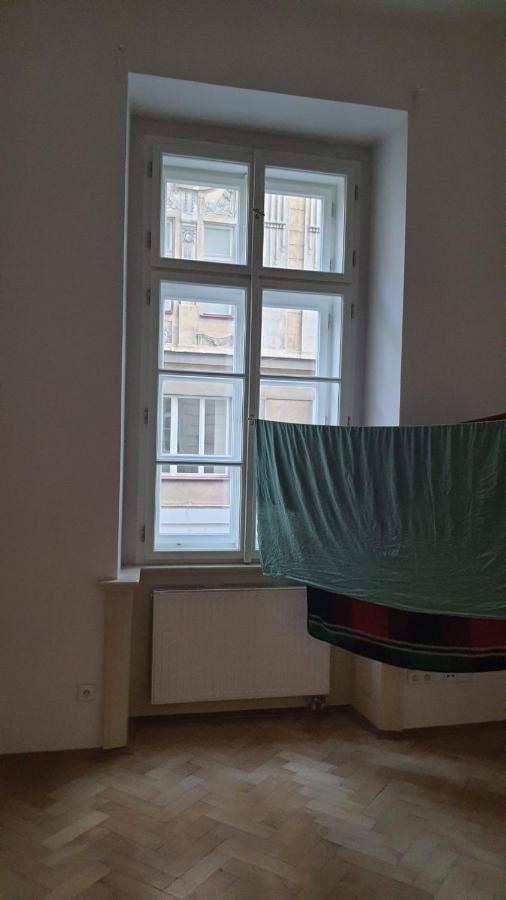 Private Room In Shared Luxurious Palace Like Apartment With 2 Bathrooms Including Whirlpool And Virtual Reality Prag Eksteriør billede