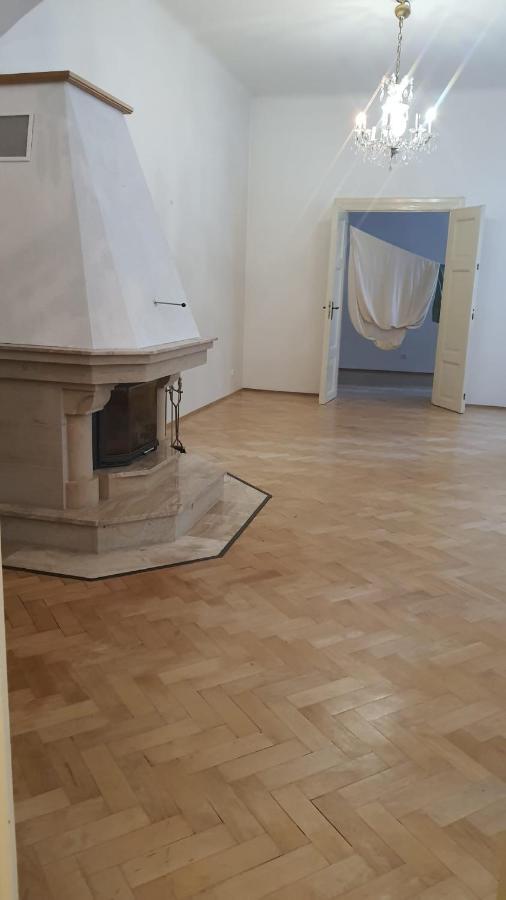Private Room In Shared Luxurious Palace Like Apartment With 2 Bathrooms Including Whirlpool And Virtual Reality Prag Eksteriør billede