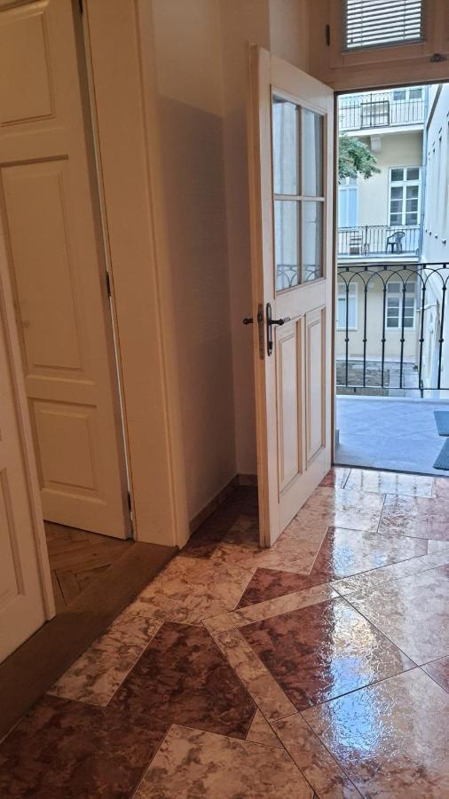Private Room In Shared Luxurious Palace Like Apartment With 2 Bathrooms Including Whirlpool And Virtual Reality Prag Eksteriør billede