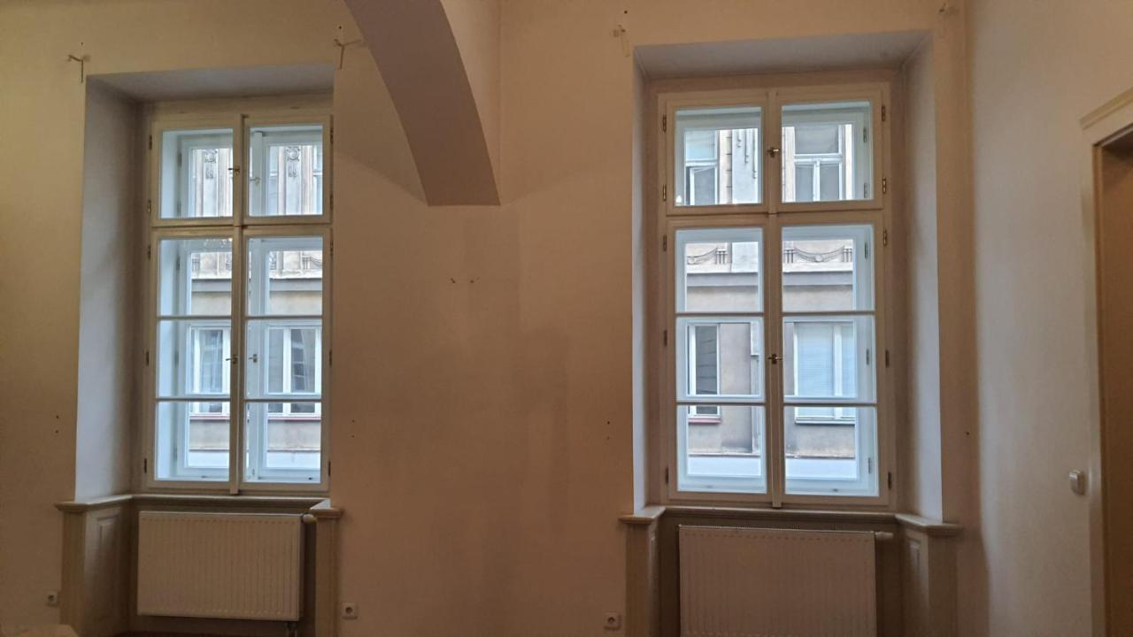 Private Room In Shared Luxurious Palace Like Apartment With 2 Bathrooms Including Whirlpool And Virtual Reality Prag Eksteriør billede