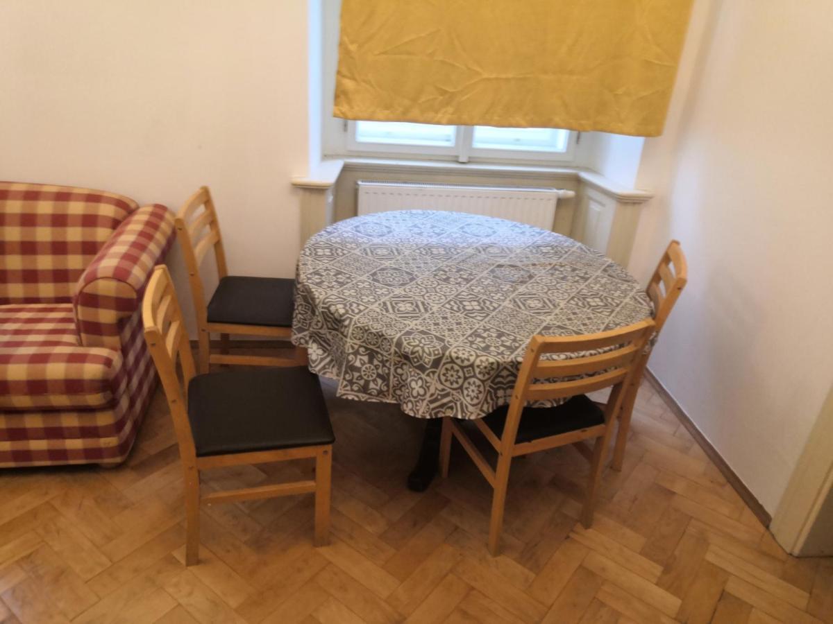 Private Room In Shared Luxurious Palace Like Apartment With 2 Bathrooms Including Whirlpool And Virtual Reality Prag Eksteriør billede