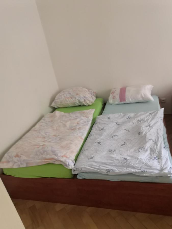 Private Room In Shared Luxurious Palace Like Apartment With 2 Bathrooms Including Whirlpool And Virtual Reality Prag Eksteriør billede
