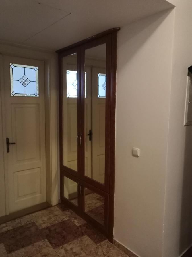 Private Room In Shared Luxurious Palace Like Apartment With 2 Bathrooms Including Whirlpool And Virtual Reality Prag Eksteriør billede