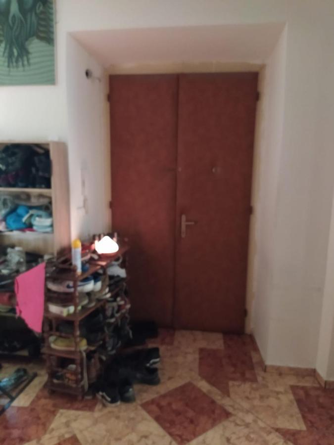Private Room In Shared Luxurious Palace Like Apartment With 2 Bathrooms Including Whirlpool And Virtual Reality Prag Eksteriør billede