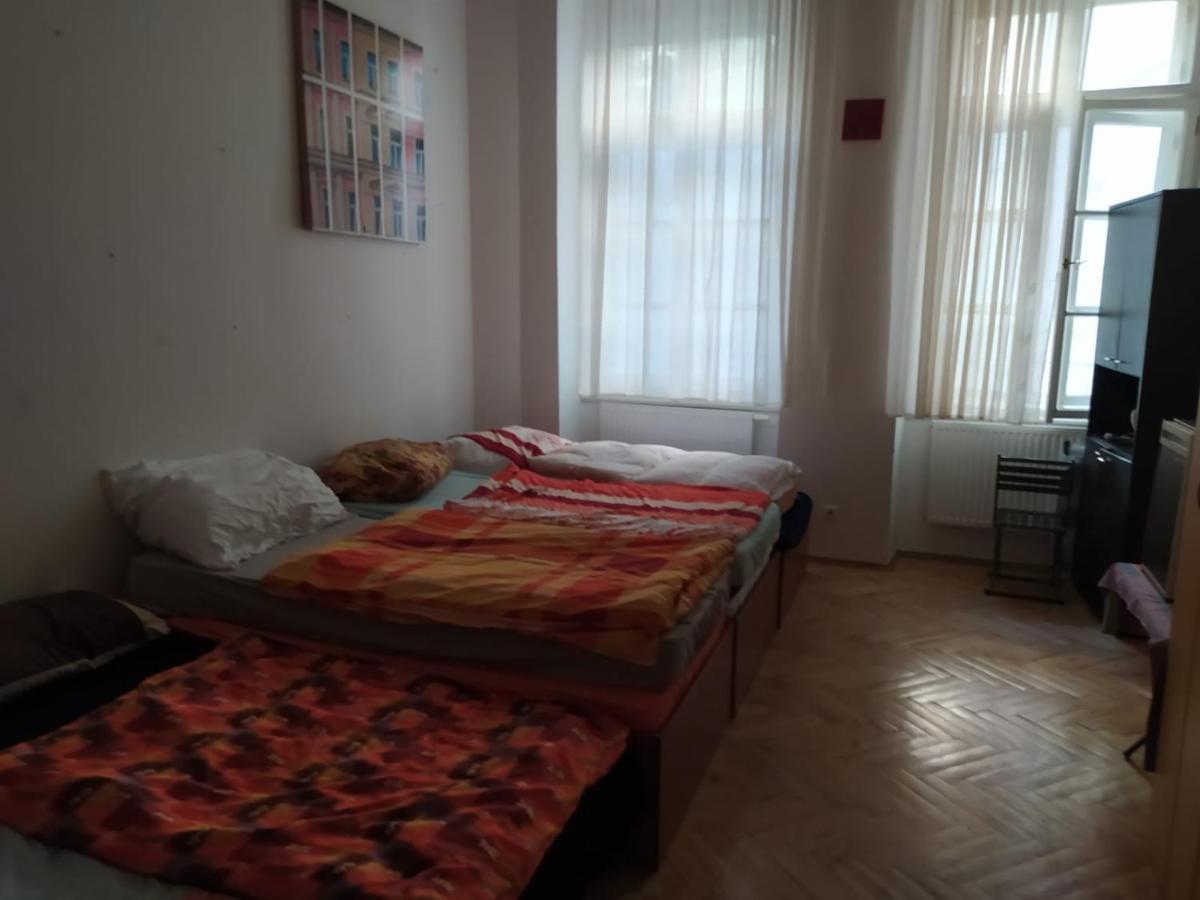 Private Room In Shared Luxurious Palace Like Apartment With 2 Bathrooms Including Whirlpool And Virtual Reality Prag Eksteriør billede